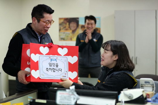 10일 서울 강남구 역삼동 이마트 역삼점 사무실에서 정인진(왼쪽) 점장이 임신 직원에게 축하 선물을 전달하고 있다. 이마트 제공