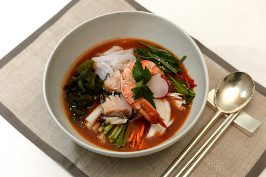 새우와 전복, 한치 등의 해산물에 된장과 고추장 양념을 가미해 만든 제주식 된장물회. 된장이 들어가 비린내가 안 나면서도 구수한 뒷맛을 내준다.   김호웅 기자 diverkim@