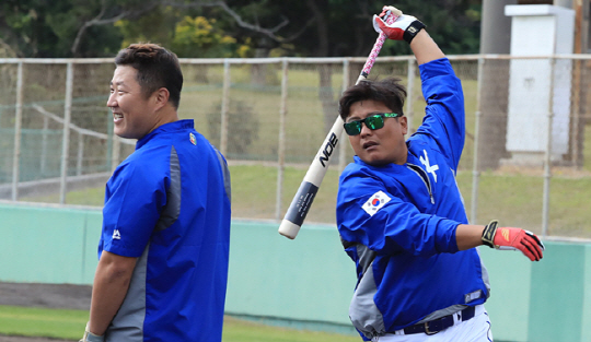 전지훈련지인 일본 오키나와에서 몸을 풀고 있는 대표팀의 중심타자 김태균(오른쪽)과 최형우.