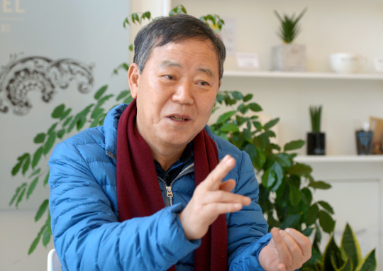 김평우 전 대한변호사협회 회장이 14일 서울 강남구 역삼동 한 호텔 커피숍에서 박근혜 대통령에 대한 탄핵에 반대하는 이유를 설명하고 있다.  김낙중 기자 sanjoong@