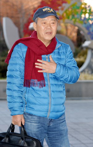 김평우 전 대한변호사협회 회장이 14일 인터뷰 전 “미국에서 태극기집회를 보고 있으니 너무 가슴이 아프고 눈물이 났다”며 지난달 귀국하게 된 경위를 설명하고 있다. 김낙중 기자