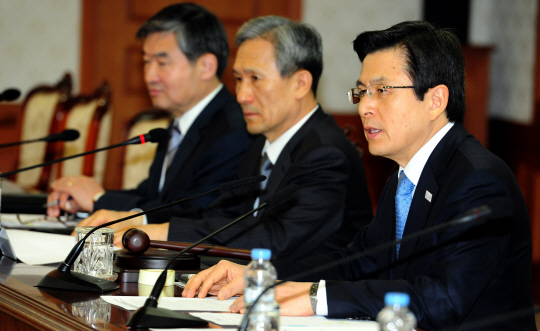 황교안(오른쪽) 대통령 권한대행 국무총리가 15일 오전 정부서울청사에서 열린 국가안전보장회의(NSC) 상임위원회 회의를 주재하고 있다.   연합뉴스