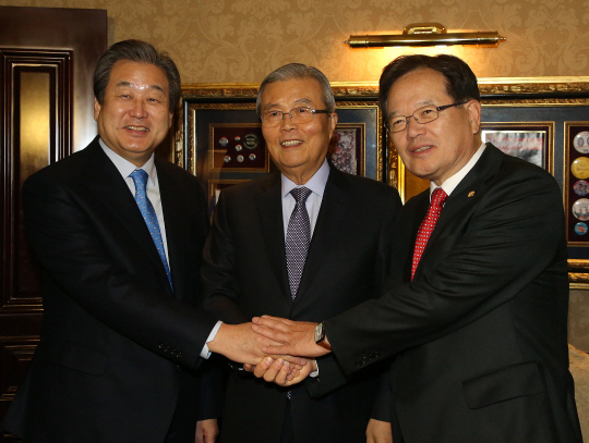 15일 오전 여의도 한 호텔에서 정의화(오른쪽부터) 전 국회의장, 김종인 전 더불어민주당 비상대책위원회 대표, 김무성 바른정당 의원이 조찬 회동에서 취재진을 위해 포즈를 취하고 있다.