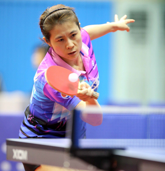 김경아(대한항공)가 14일 충북 단양 국민체육센터에서 열린 탁구 국가대표 상비군 최종 선발전에서 장기인 커트를 구사하고 있다.