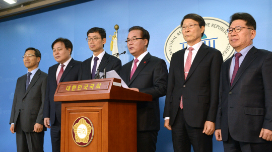 한국중견기업연합회 등 경제계는 16일 상법 개정안에 반대하는 공동성명서를 발표하고 국회 법제사법위원회 등을 방문, 개정 반대 의견서를 제출하는 등 반발하고 있다. 사진은 14일 국회 정론관에서 열린 상법 개정안 반대 기자회견에 참석한 경제계 인사들. 왼쪽부터 김원식 코스닥협회 상근부회장, 김진규 한국상장회사협의회 상근부회장, 신경철 코스닥협회 회장, 정갑윤 무소속 국회의원, 정구용 한국상장회사협의회 회장, 반원익 한국중견기업연합회 부회장. 뉴시스