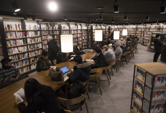 서울 시내 한 대형 서점을 찾은 시민들이 독서 삼매경에 빠져 있다.