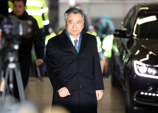 박영수 특별검사가 16일 오전 서울 강남구 대치동 특검 사무실로 출근하고 있다.