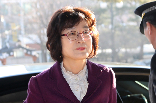이정미 헌법재판소장 권한대행이 16일 오전 서울 종로구 재동 헌법재판소로 출근하고 있다.
