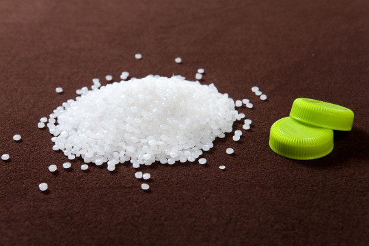 HDPE 알갱이(펠릿)와 이를 가지고 만든 병뚜껑.