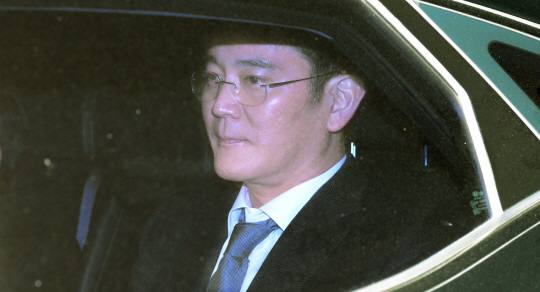 이재용 삼성전자 부회장이 16일 저녁 구속영장 실질심사를 마친 뒤 영장 발부 여부를 기다리기 위해 경기 의왕시 서울구치소로 들어가는 특검 차량에 침통한 표정으로 앉아 있다. 법원이 17일 오전 5시 35분쯤 영장을 발부함에 따라 이 부회장은 서울구치소에 구속 수감됐다.