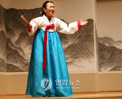 2006년 9월 전북 전주시 한국소리문화의전당 명인홀에서 열린 ‘제6회 세계소리축제’에서 공연을 펼치는 박송희 명창 생전 모습. [연합뉴스 자료사진]