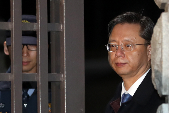 박영수 특별검사팀이 청구한 구속영장이 법원에서 기각된 후 우병우 전 청와대 민정수석이 22일 오전 경기 의왕시 서울구치소에서 걸어 나오고 있다.   연합뉴스