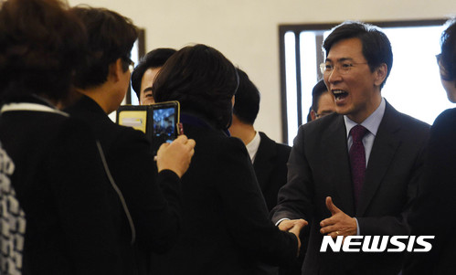 【대전=뉴시스】안희정 충남도지사가 20일 오후 대전 유성구 리베라 호텔에서 열린 더불어민주당 전국여성위원회 교육연수에 참석해 여성위원들과 인사를 하고 있다.