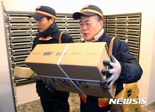 【서울=뉴시스】더불어민주당 문재인 전 대표가 21일 서울 용산구 한강로 용산우체국에서 간담회를 마친 후 집배원 체험을 하고 있다.