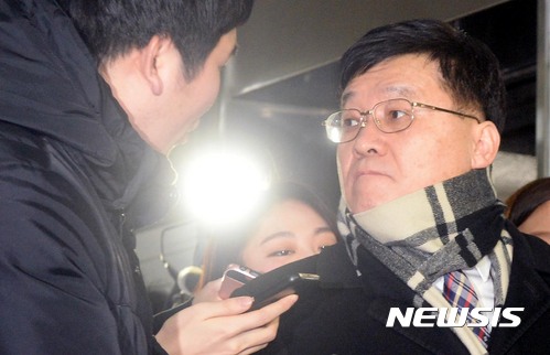 【서울=뉴시스】박근혜 대통령의 ‘비선 의료진’에 연루된 김영재 의원에 각종 특혜를 제공한 의혹을 받고 있는 정만기 산업통상자원부 1차관이 2일 오후 서울 강남구 대치동 특별검사 사무실에 참고인 신분으로 출석하고 있다. 2017.02.02.