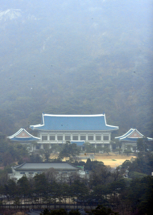 지난 22일 정부서울청사에서 바라본 청와대에 안개비가 내리고 있다.   뉴시스
