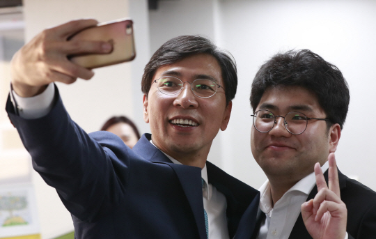 안희정(왼쪽) 충남지사가 23일 서울 여의도 더불어민주당사를 방문해 당직자들과 기념촬영을 하고 있다.