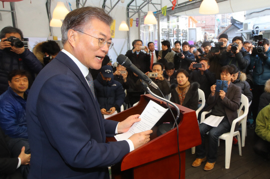문재인 전 더불어민주당 대표가 23일 서울 서대문구 영천시장에서 상인들에게 소상공인·자영업자 민생대책을 설명하고 있다.