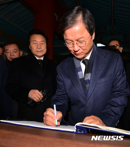 【광주=뉴시스】국민의당 천정배 전 공동대표가 최고위원회 광주회의에 앞서 20일 오전 광주 북구 운정동 국립5·18민주묘지를 찾아 방명록을 작성하고 있다. 2017.02.20.