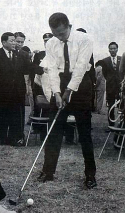 박정희 대통령이 1966년 제주골프장 개장 행사에 참석해 정장 차림으로 즉석에서 시구를 하고 있다. 사진은 국가기록원에 보관 중이다.