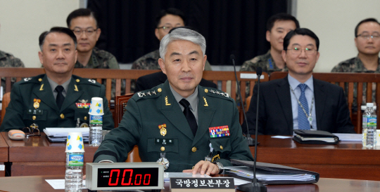 김황록(가운데) 국방부 정보본부장이 27일 오전 서울 여의도 국회에서 열린 정보위원회 전체회의에 참석해 ‘김정남 암살’ 사건 등에 관한 업무보고를 준비하고 있다.
