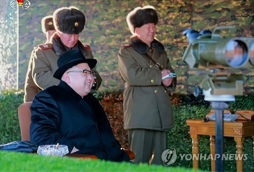 탱크 훈련 참관하는 김정은[연합뉴스 자료사진]