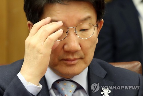 (서울=연합뉴스) 국회 법제사법위원회 권성동 법사위원장이 21일 오후 서울 국회 접견실에서 열린 상임위원장단 간담회에서 안경을 고쳐 쓰고 있다. 2017.2.21