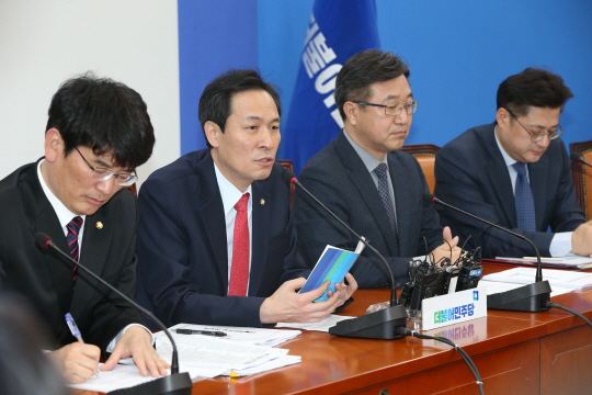 우상호(왼쪽 두 번째) 더불어민주당 원내대표가 2일 오전 국회에서 열린 정책조정회의에서 모두 발언을 하고 있다. 왼쪽부터 박완주 원내수석부대표, 우 원내대표, 윤호중 정책위의장, 홍익표 정책위 수석부위원장. 김선규 기자 ufokim@