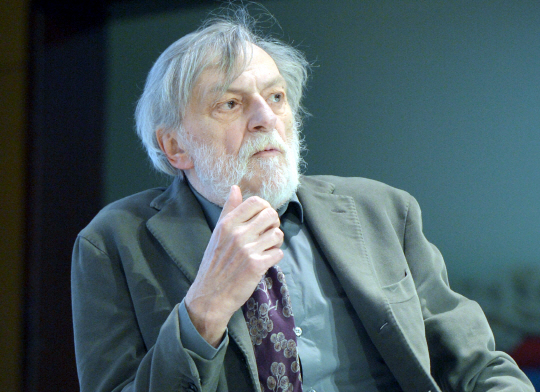 이탈리아의 의료구호기구 이머전시의 지노 스트라다 대표는 외과의사이기에 앞서 지뢰퇴치운동가이자 반전운동가다. 그는 이라크 쿠르디스탄에서 의사로 활동할 때 이탈리아제 지뢰 발마라69를 밟아 팔다리를 잃은 어린이를 수없이 수술하면서 “어린이들을 영원한 어둠 속으로 끌고가 버리는 지뢰는 없어져야 한다”는 확신을 갖게 됐다. 그의 반(反)지뢰 캠페인에 힘입어 이탈리아는 지뢰 제조를 중단했다. 김낙중 기자 sanjoong@