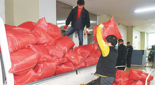박영수 특별검사팀의 최종 수사 결과 발표를 사흘 앞둔 3일 오전 서울 강남구 대치동 특검 사무실에서 직원들이 파쇄 자료들을 정리해 트럭에 싣고 있다.