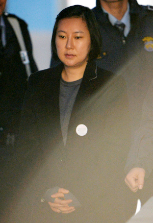 장시호 씨가 3일 오전 서울 서초구 서울중앙지법에서 열린 속행 공판에 출석하기 위해 법정으로 향하고 있다.