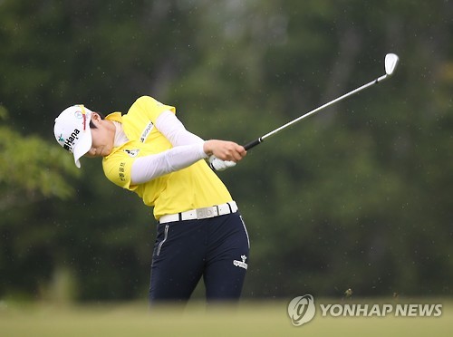 (서울=연합뉴스) 박성현이 3일 싱가포르 센토사 골프장에서 열린 ‘HSBC 위민스 챔피언십’ 2라운드 3번 홀에서 아이언샷을 날리고 있다. 2017.3.3 [LG전자 제공=연합뉴스]