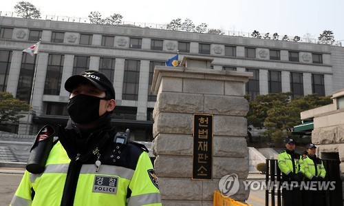 (서울=연합뉴스) 5일 오후 서울 종로구 헌법재판소앞을 경찰들이 지키고 있다.