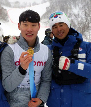 이상헌(오른쪽) 스노보드 알파인 대표팀 총감독이 지난달 20일 2017 삿포로동계아시안게임 스노보드 남자 회전에서 금메달을 차지한 이상호와 기념 촬영을 하고 있다.   연합뉴스