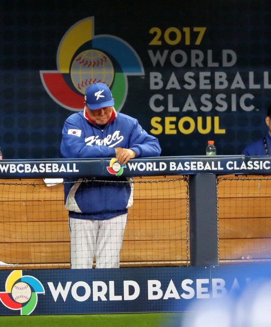 김인식 대표팀 감독이 7일 고척스카이돔에서 열린 네덜란드와의 WBC 1라운드 A조 2차전 도중 고개를 숙이고 있다.
