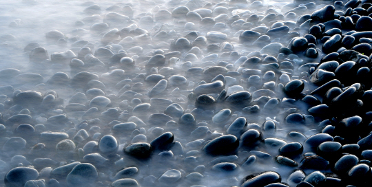 완도 정도리 구계등 해변의 갯돌들. 구계등이란 크고 작은 갯돌들이 아홉 개의 계단을 이룬다 해서 붙여진 이름이다. 여기는 눈으로 보는 게 아니라 파도에 갯돌들이 구르는 소리를 ‘귀로 듣는’ 곳이다.