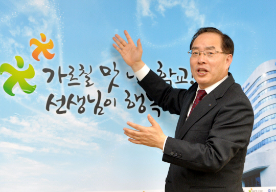 하윤수 한국교원단체총연합회장이 지난달 23일 서울 서초구 교총 회장실에서 문화일보와 인터뷰를 하고 벽면에 쓰인 ‘가르칠 맛 나는 학교! 선생님이 행복해집니다’라는 글귀를 보며 교육정책의 중요성을 설명하고 있다.  김낙중 기자 sanjoong@