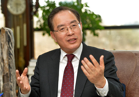 하윤수 한국교원단체총연합회장이 문화일보와의 인터뷰에서 교육정책의 정치적 중립성이 필요한 이유를 설명하고 있다.  김낙중 기자