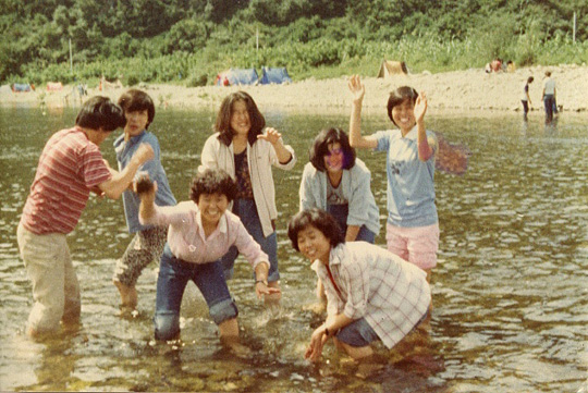20대 구로공단 미싱사 시절 동료들과 물놀이를 갔을 때.