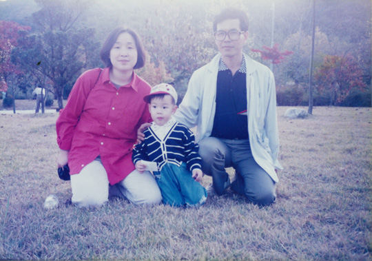 신혼시절 노동운동가 남편 이승배 씨, 아들 우균이와.