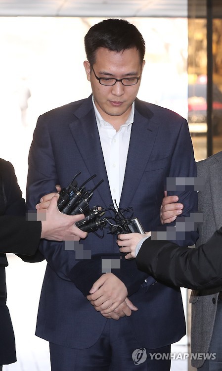 만취한 상태로 술집 종업원을 폭행하고 순찰차를 파손해 구속영장이 청구된 김승연 한화그룹 회장 3남 김동선 씨가 영장실질심사를 받기 위해 서울 서초구 서울중앙지법으로 들어서고 있다.