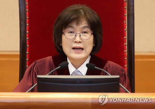 (서울 사진공동취재단=연합뉴스) 27일 오후 서울 종로구 헌법재판소에서 열린 박근혜 대통령 탄핵심판사건 최종변론기일에 이정미 헌법재판소장 권한대행이 발언하고 있다.