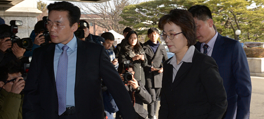 박근혜 대통령에 대한 탄핵 심판 선고를 하루 앞둔 9일, 이정미(오른쪽 앞) 헌법재판소장 권한대행이 사복경찰의 경호를 받으며 서울 종로구 재동 헌재 사무실로 출근하고 있다.   김호웅 기자 diverkim@