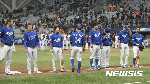 7일 오후 서울 구로구 고척스카이돔에서 열린 2017 월드 베이스볼 클래식(WBC) A조 한국과 네덜란드의 경기에서 5-0으로 패한 한국 대표팀 선수들이 관중들에 인사를 하고 있다.