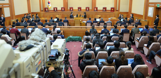 이정미 헌법재판소장 권한대행이 10일 오전 서울 종로구 재동 헌법재판소 대심판정에서 박근혜 대통령 탄핵심판 사건에 대한 결정 내용을 밝히고 있다.