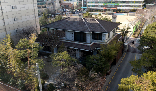 헌법재판소의 박근혜 대통령 탄핵심판 선고일인 10일 서울 강남구 삼성동 박 전 대통령의 사저에 적막감이 감돌고 있다.  곽성호 기자 tray92@