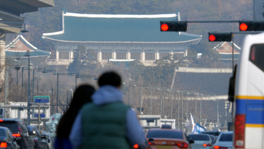 박근혜 대통령 탄핵심판 선고일인 10일 오전 청와대 본관이 보이는 서울 종로구 세종대로의 신호등에 빨간불이 켜져 있다.