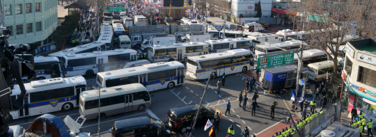 박근혜 대통령 탄핵심판 최종 선고일인 10일 오전 서울 종로구 재동 헌법재판소 앞에 설치된 경찰 차벽 바깥 쪽에서 보수단체 회원들이 탄핵 기각 촉구 집회를 하고 있다. 경찰은 이날 서울지역에 최고 경계태세인 갑호비상령을 내렸다. 김낙중 기자 sanjoong@