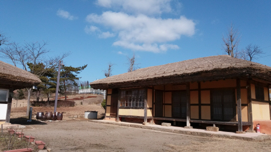 신석정의 고향 집인 전북 부안의 ‘청구원(靑丘園)’. 시인은 은행나무, 벽오동, 목련 등을 앞뜰에 심고 소박한 삶을 살며 시 창작에 몰두했다. 현재 남아 있는 것은 1997년에 복원한 것이다. 전라북도 기념물 제84호다.
