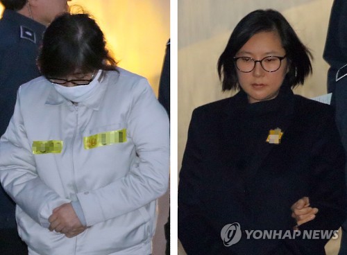 (서울=연합뉴스) 국정농단 사태의 주범인 ‘비선실세’ 최순실 씨(왼쪽)와 조카 장시호씨가 첫 정식재판을 받기 위해 서울 서초구 서울중앙지법에 도착해 호송차에서 내려 법정으로 향하고 있다. 2017.1.17